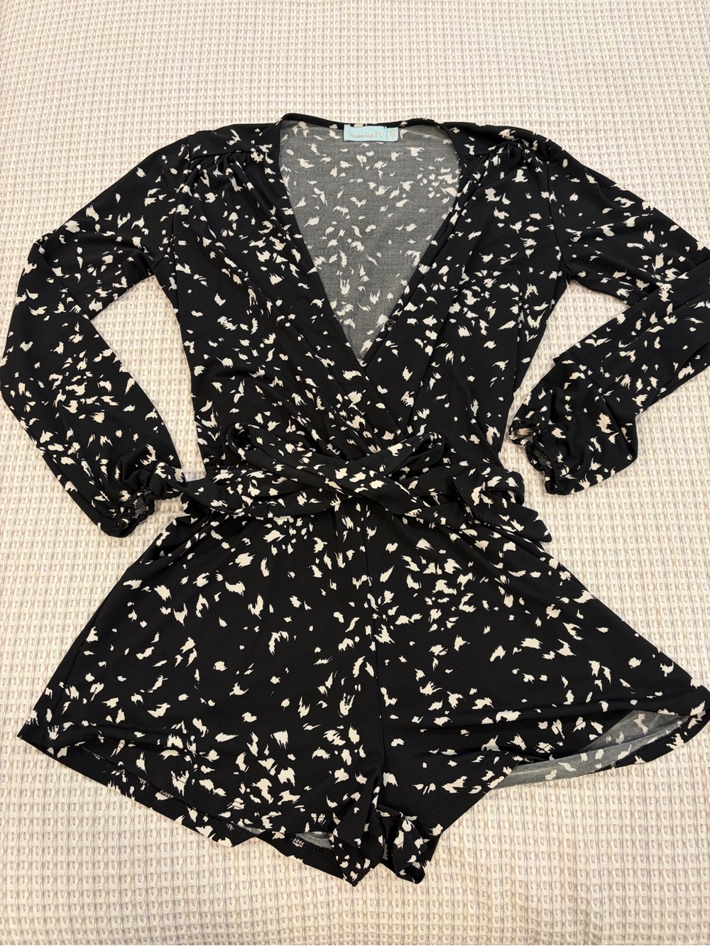 Veronica M. Black & Cream Printed V-Neck Long Sleeve Romper, size Small